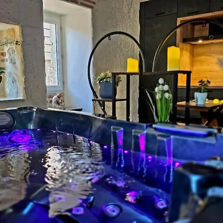 Ecrin D'exception Avec Jacuzzi Et Salon Cinema * Penne-dʼAgenais